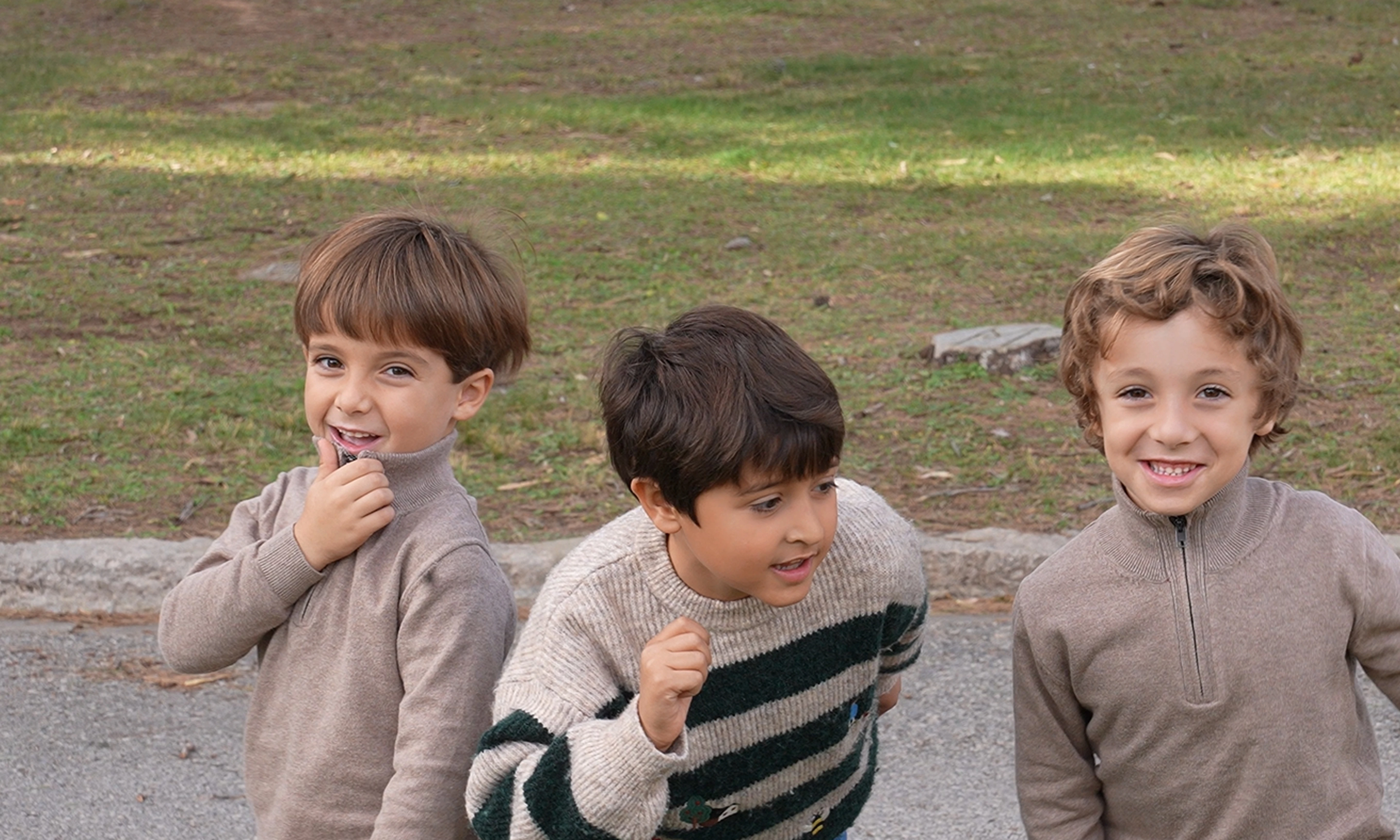 Imagen de dos niños jugando en el suelo con unos cochecitos de juguete.